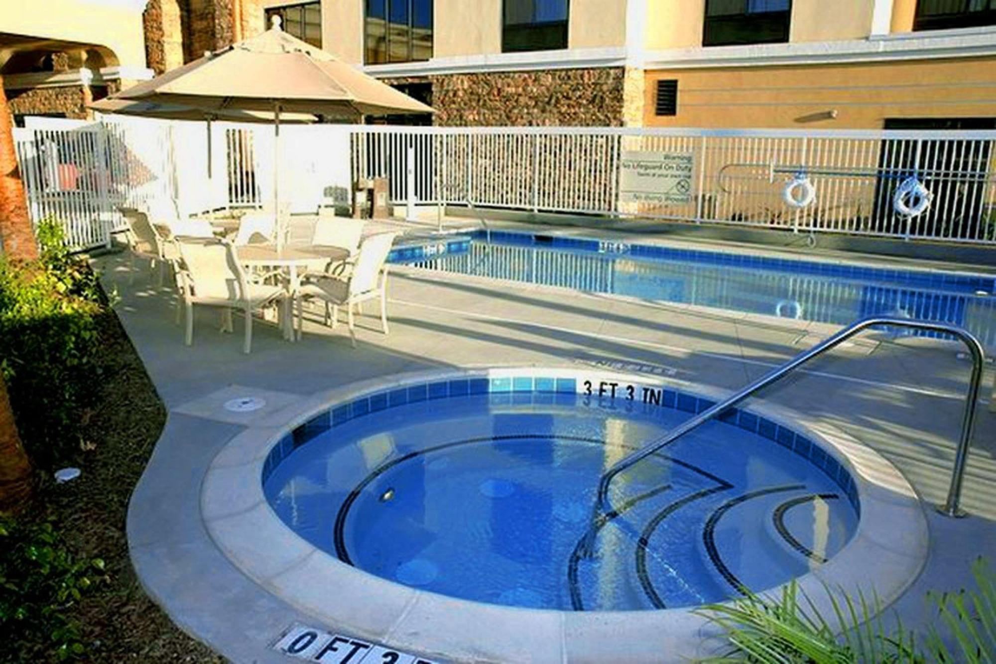 Hampton Inn & Suites Сийл Бийч Екстериор снимка